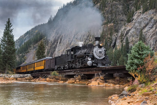tren de vapor vintage con fondo de paisaje de otoño. - locomotive steam train train snow fotografías e imágenes de stock