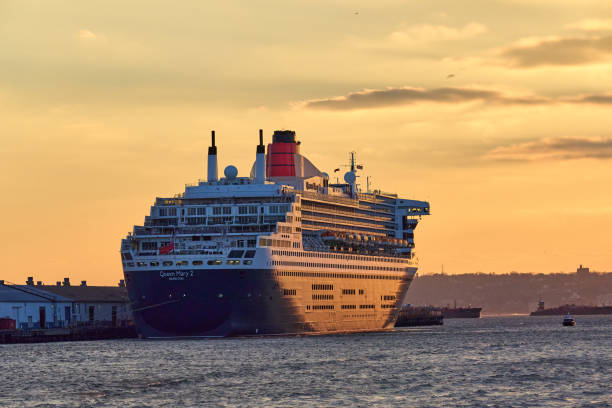 il transatlantico queen mary 2 al tramonto a brooklyn, nyc - queen mary 2 foto e immagini stock