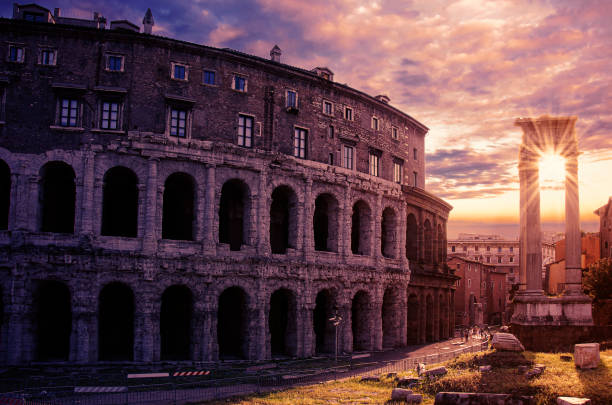 ローマのコロッセオに沈む夕日 - coliseum rome italy city ストックフォトと画像