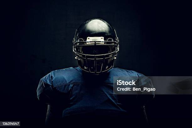 Giocatore Di Football Americano - Fotografie stock e altre immagini di Football americano - Football americano, Casco da football americano, Elmetto