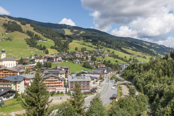 wędrówki po górach wokół saalbach hinterglemm w austrii - ski resort village austria winter zdjęcia i obrazy z banku zdjęć