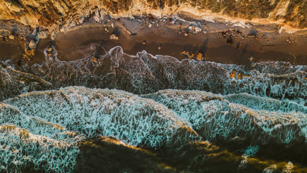 aéreo sobre olas al atardecer - santa monica santa monica beach beach california fotografías e imágenes de stock