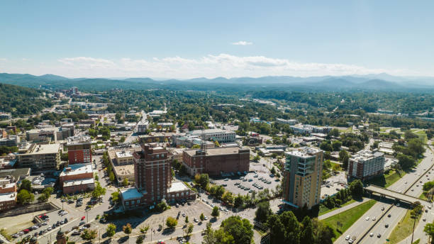 powietrze nad asheville, karolina północna - blue ridge mountains blue ridge parkway north carolina mountain zdjęcia i obrazy z banku zdjęć