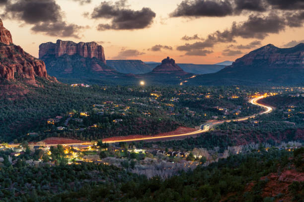 sedona, arizona - puesta de sol en el paisaje desértico del suroeste de ee. uu. - sedona fotografías e imágenes de stock