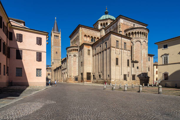 vista trasera de la catedral de parma, el monumento más emblemático del centro histórico de parma, emilia romagna, italia - parma italia fotografías e imágenes de stock