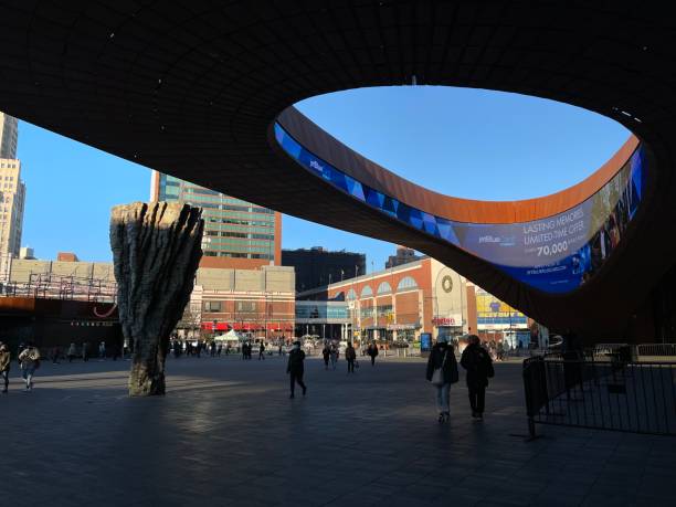 バークレイズセンターエントランスとルーフ、デイ - barclays center ストックフォトと画像