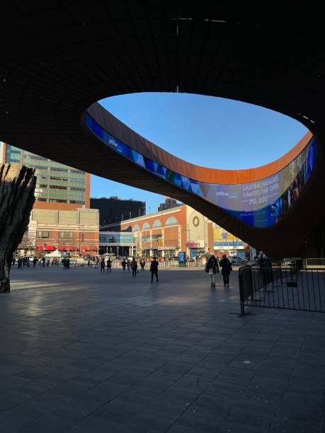 バークレイズセンターエントランス、デイ - barclays center ストックフォトと画像