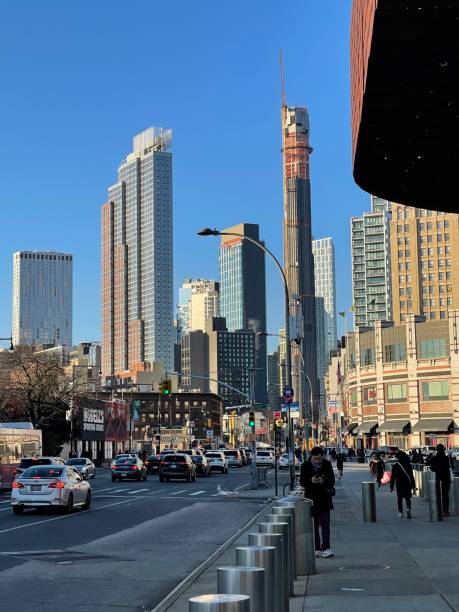 бруклинские башни и улицы в центре города - barclays center стоковые фото и изображения