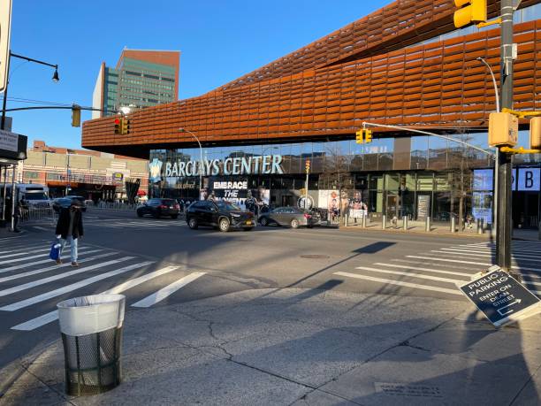 バークレイズ センター アンド ストリート - barclays center ストックフォトと画像