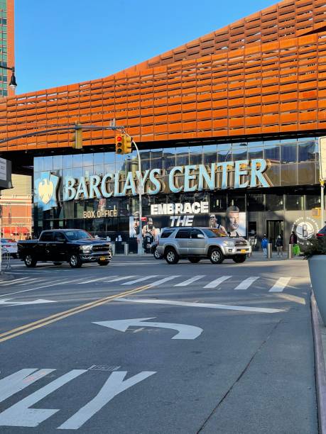 barclay's center в бруклине, нью-йорк - barclays center стоковые фото и изображения