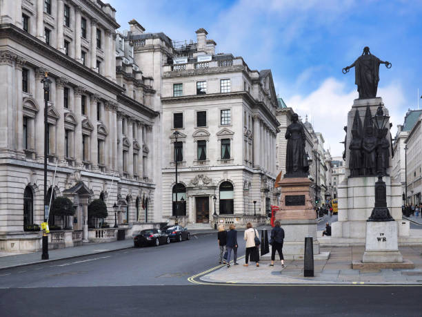 waterloo place en el centro de londres, con el monumento a la guerra de crimea y la estatua de florence nightingale - florence nightingale fotografías e imágenes de stock