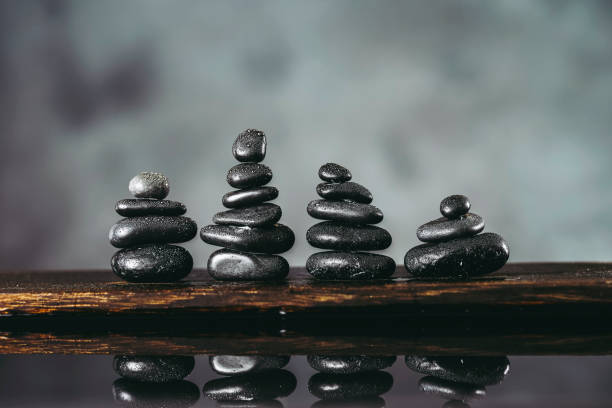 imagem zen de pedras de equilíbrio empilhadas e água - massage stones flash - fotografias e filmes do acervo