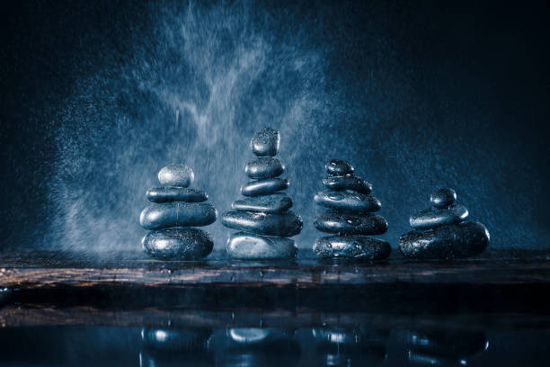 imagem zen de pedras de equilíbrio empilhadas e água - massage stones flash - fotografias e filmes do acervo