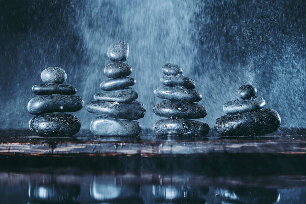 imagem zen de pedras de equilíbrio empilhadas e água - massage stones flash - fotografias e filmes do acervo