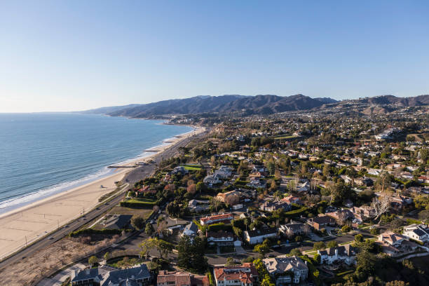 pacific palisades los angeles vista oceano case - santa monica beach california house foto e immagini stock