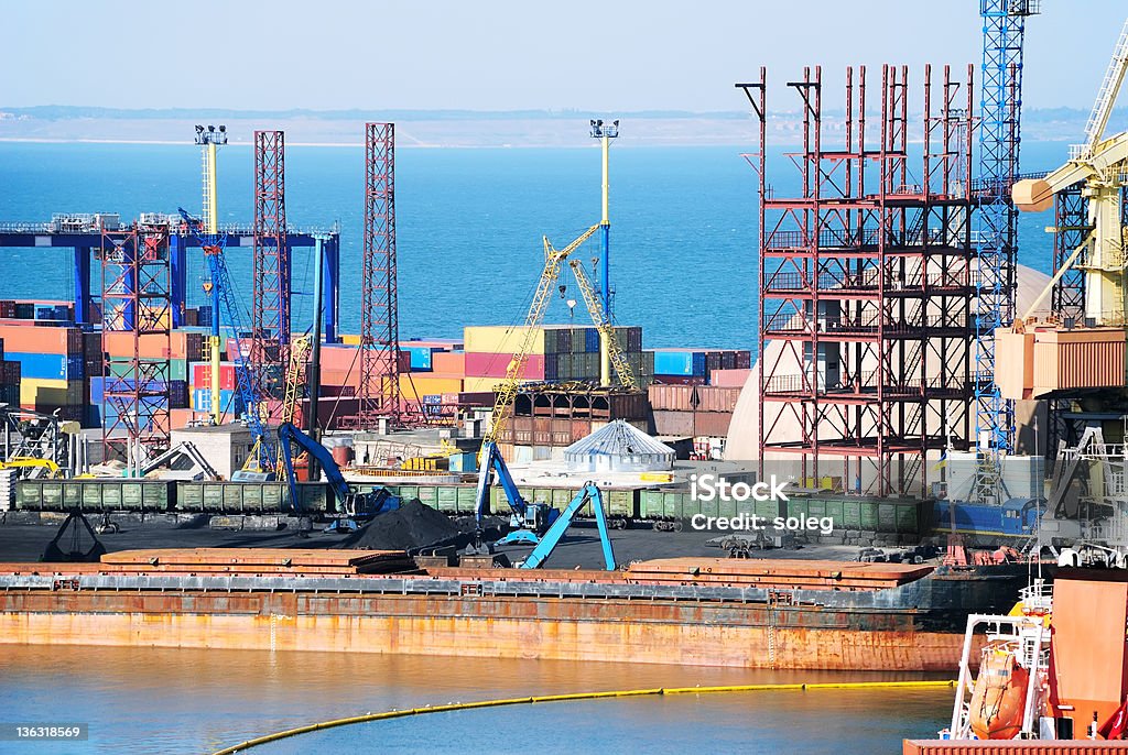 The trading port de grues navire et des cargaisons - Photo de Affaires libre de droits