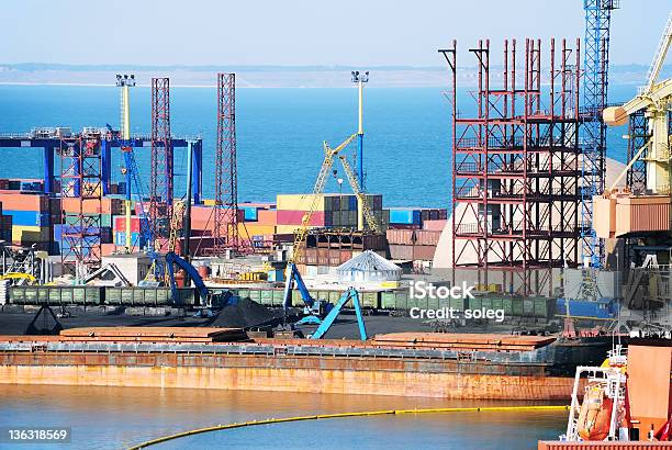 Photo libre de droit de The Trading Port De Grues Navire Et Des Cargaisons banque d'images et plus d'images libres de droit de Affaires - Affaires, Bleu, Container