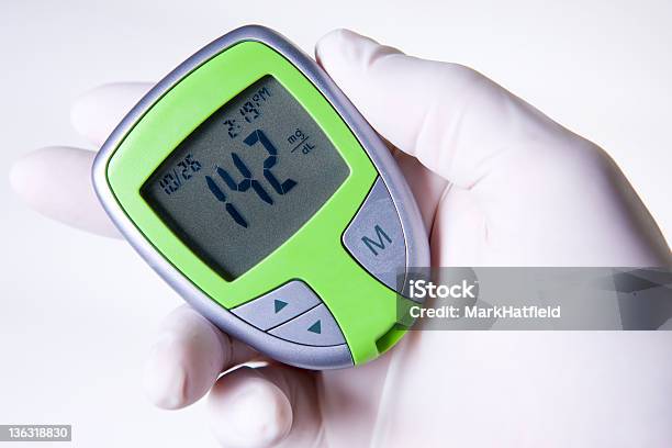 고혈당 On 글루코미터 In 라텍스 장갑을 낀 손으로 당뇨병에 대한 스톡 사진 및 기타 이미지 - 당뇨병, 측정기, 건강 검진