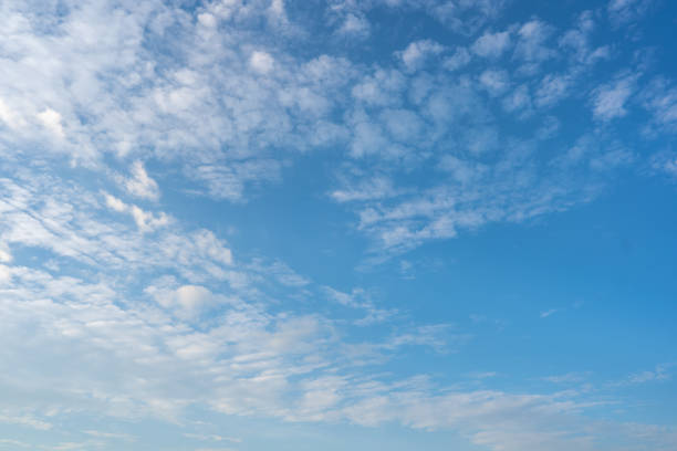 ciel bleu et nuages blancs en arrière-plan pendant la journée - cumulus cloud horizon cloudscape cloud photos et images de collection