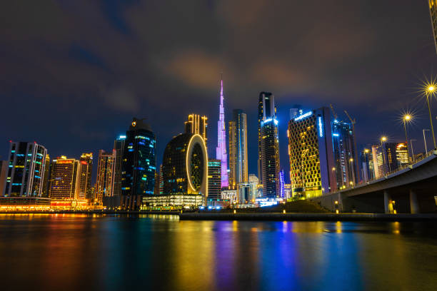 bella vista dei grattacieli o delle torri della città di dubai insieme al burj khalifa di notte. scatto a lunga esposizione. - night cityscape dubai long exposure foto e immagini stock