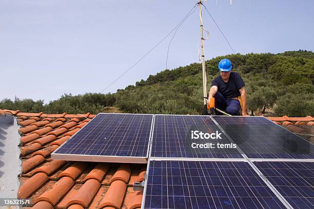 Energia Solare - Fotografie stock e altre immagini di Artigiano - Artigiano, Casa, Catena di montaggio
