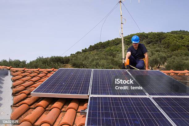 Sun Energii - zdjęcia stockowe i więcej obrazów Budowla mieszkaniowa - Budowla mieszkaniowa, Dach, Dom - Budowla mieszkaniowa