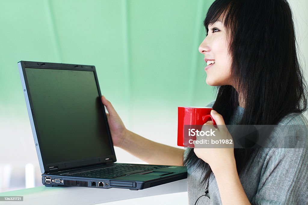 Bellissima giovane donna asiatica con laptop - Foto stock royalty-free di 20-24 anni