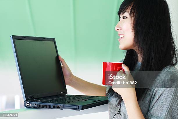 Bellissima Giovane Donna Asiatica Con Laptop - Fotografie stock e altre immagini di 20-24 anni - 20-24 anni, Adolescente, Adulto