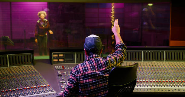 męski kompozytor słuchający muzyki w studiu nagraniowym - control room audio zdjęcia i obrazy z banku zdjęć