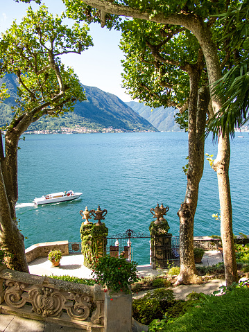 Vistas sobre el lago de Como en Italia photo