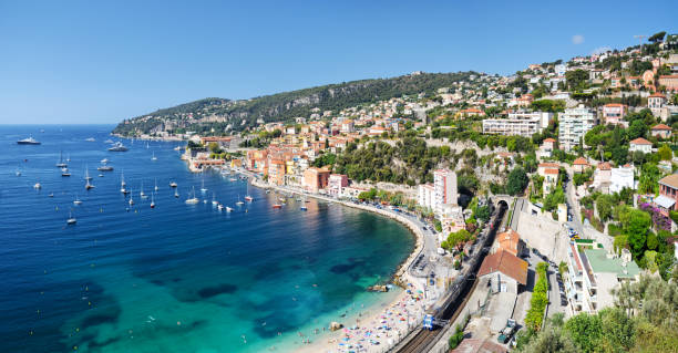 eisenbahn über den strand plage des marinieres - villefranche sur mer stock-fotos und bilder