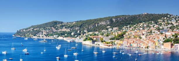 villefranche-sur-mer na francuskiej riwierze - city of nice france beach panoramic zdjęcia i obrazy z banku zdjęć