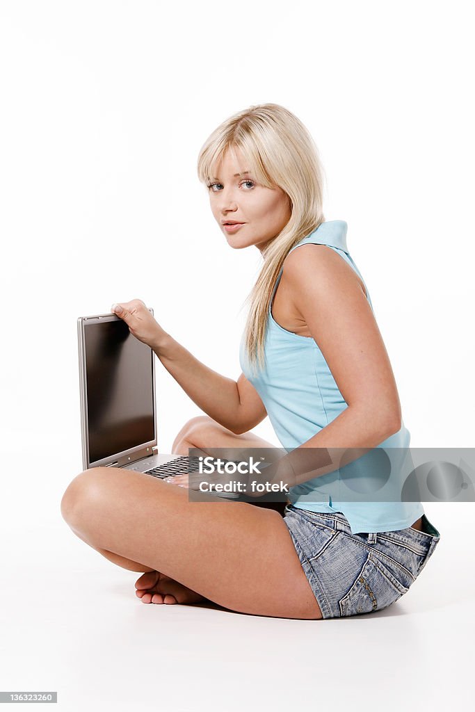 Blonde femme travaillant avec un ordinateur portable - Photo de 20-24 ans libre de droits