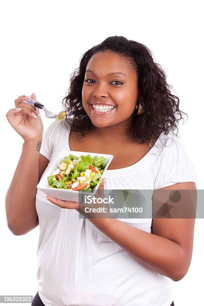 Młody African American Kobieta Jedzenie Sałatka - zdjęcia stockowe i więcej obrazów Nadwaga - Nadwaga, Jeść, Sałatka