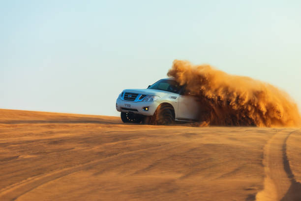 dune bashing et aventure hors route avec 4x4 en voiture dans le désert safari - 4x4 desert sports utility vehicle dubai photos et images de collection