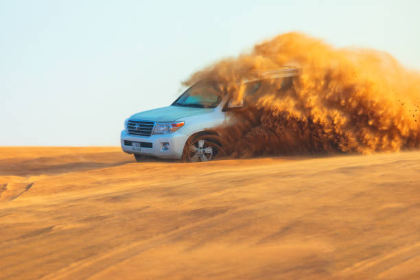 dune bashing et aventure hors route avec 4x4 en voiture dans le désert safari - 4x4 desert sports utility vehicle dubai photos et images de collection