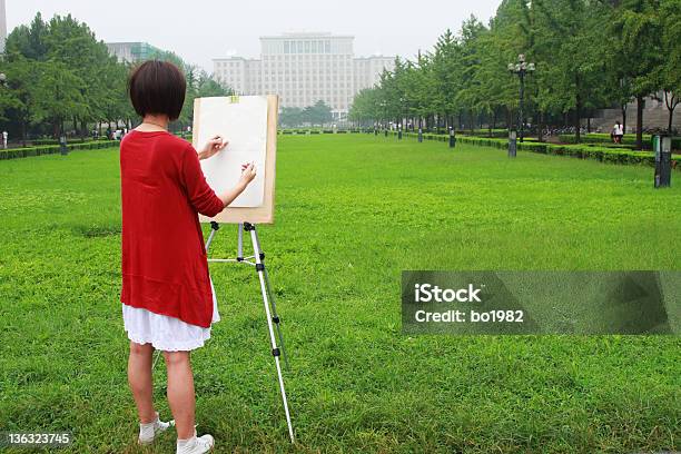 Foto de Pintura De Estudantes No Campus e mais fotos de stock de Cavalete - Cavalete, Esboço, Tela de Pintura