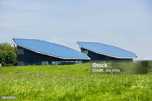 Solarzellen Auf Scheune Stockfoto und mehr Bilder von Agrarbetrieb - Agrarbetrieb, Bauernhaus, Dach