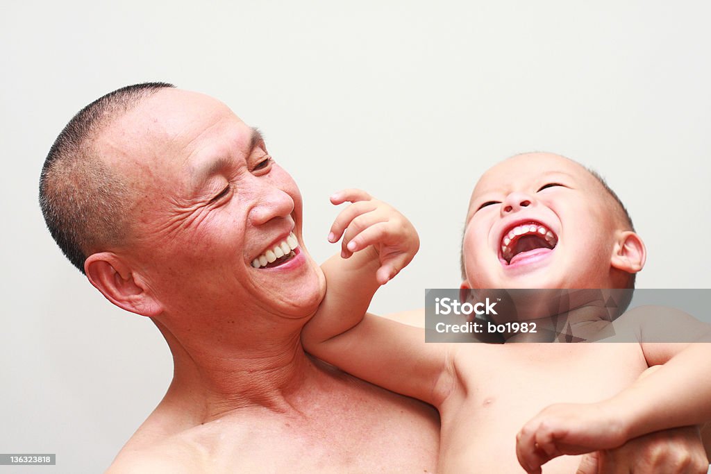 Feliz niños y Su abuelo - Foto de stock de 2-3 años libre de derechos