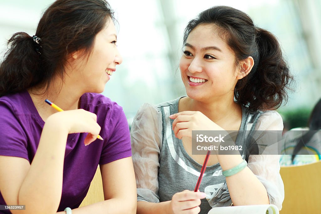 Dos mujeres feliz joven teniendo una conversación agradable - Foto de stock de Chino - Oriental libre de derechos