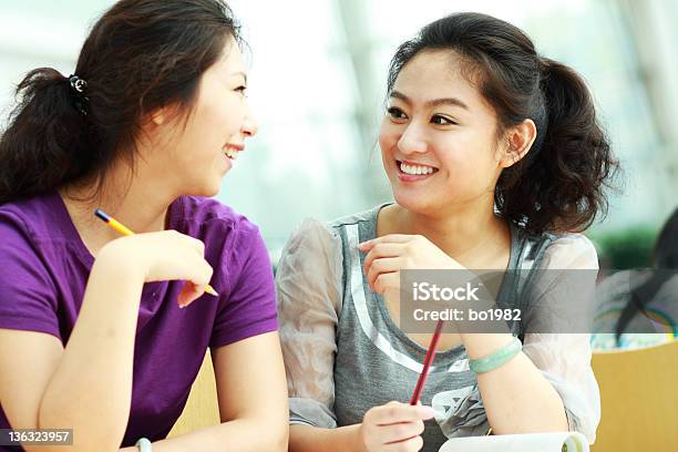 Dos Mujeres Feliz Joven Teniendo Una Conversación Agradable Foto de stock y más banco de imágenes de Chino - Oriental