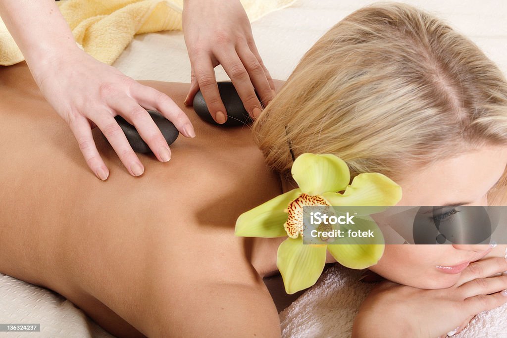 massage aux pierres chaudes - Photo de 20-24 ans libre de droits