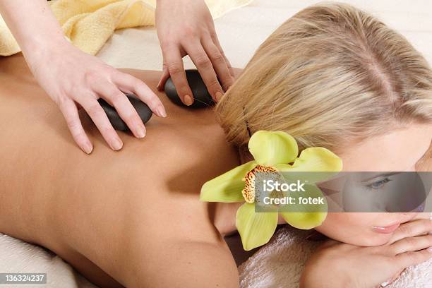 Foto de Massagem Com Pedras Quentes e mais fotos de stock de 20-24 Anos - 20-24 Anos, Adulto, Amimar