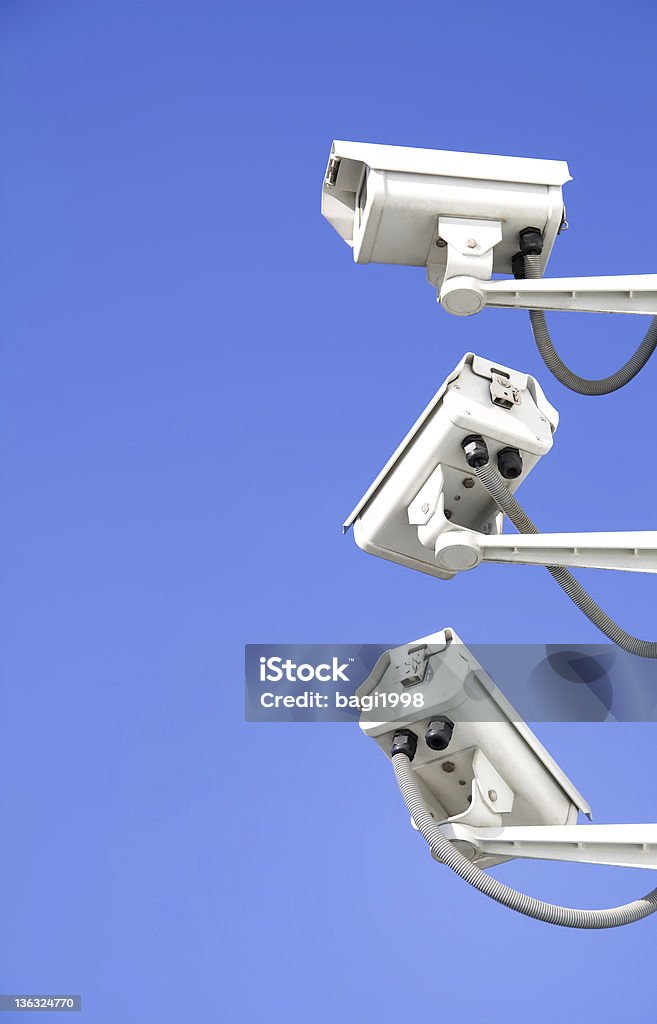 5 Caméras de surveillance sur une perche, ciel bleu. - Photo de Caméra de surveillance libre de droits