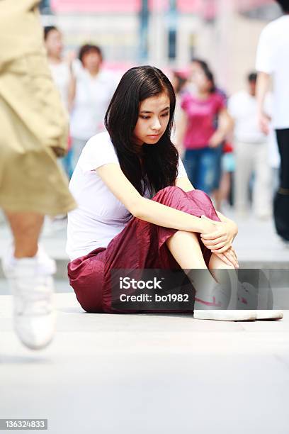 Молодая Женщина Сидящая На Улице — стоковые фотографии и другие картинки 20-24 года - 20-24 года, Азиатского и индийского происхождения, Бездомность
