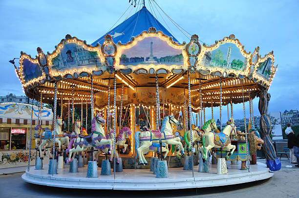 carrousel in der dämmerung - carousel horses stock-fotos und bilder