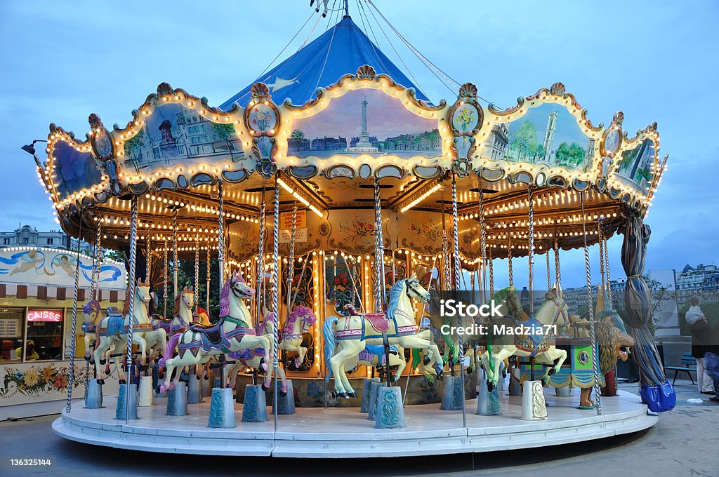 Carrousel ao anoitecer - Foto de stock de Carrossel - Atração de Parque de Diversão royalty-free