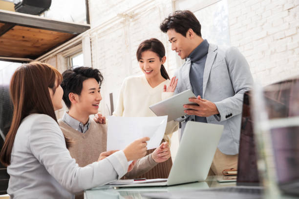 Young business people working in the studio - fotografia de stock