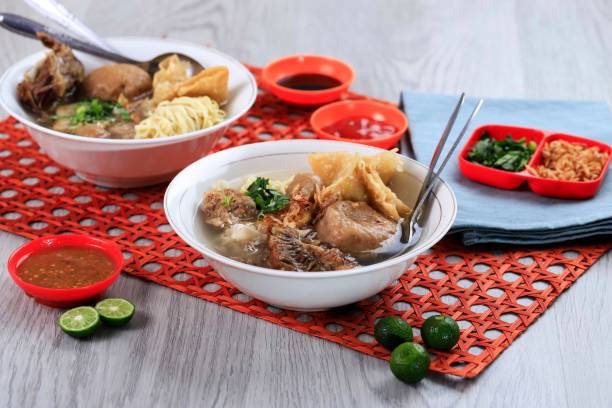 bakso iga malang komplit, meatball soup with various side dish like noodle, fried shiumay, or ribs. - malang stockfoto's en -beelden