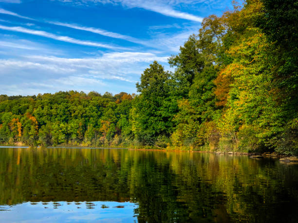 prestine shoreline in wunderschönes licht getaucht - see mirror lake stock-fotos und bilder